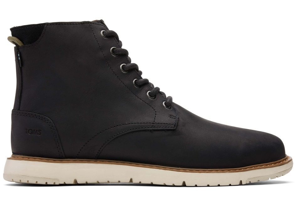 μαύρη αδιάβροχη μπότα στην πλαγιά του λόφου