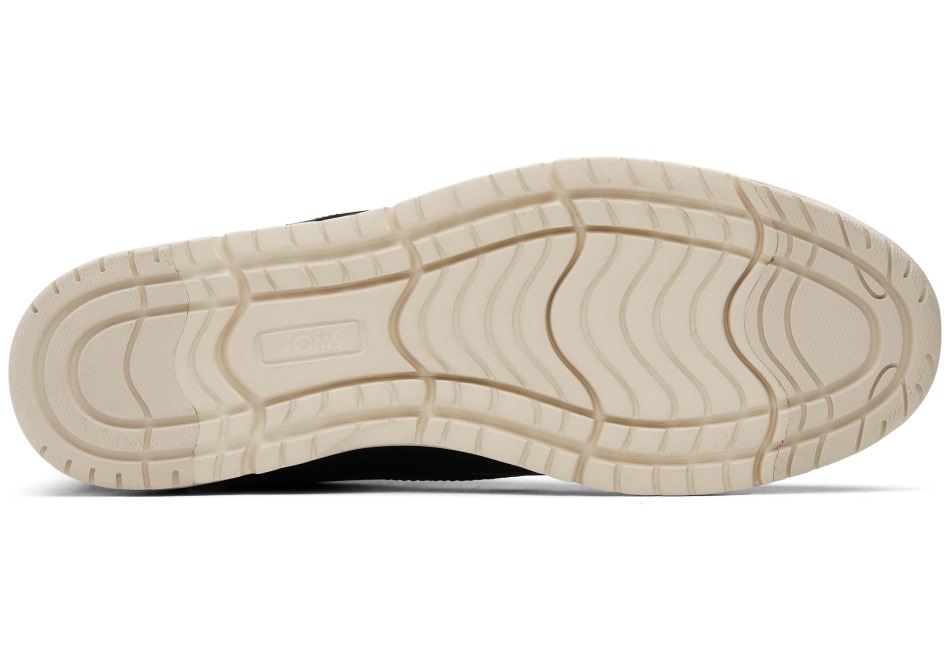 μαύρη αδιάβροχη μπότα στην πλαγιά του λόφου