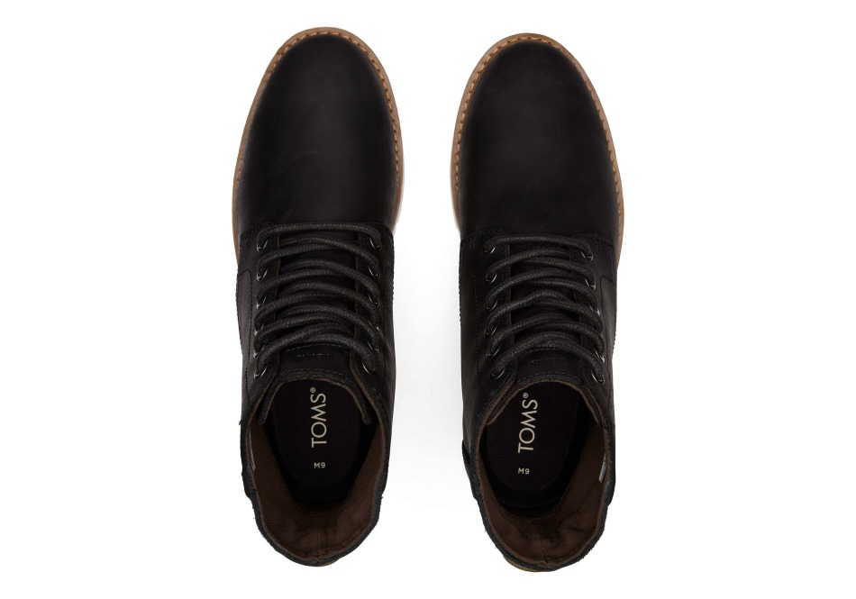 μαύρη αδιάβροχη μπότα στην πλαγιά του λόφου